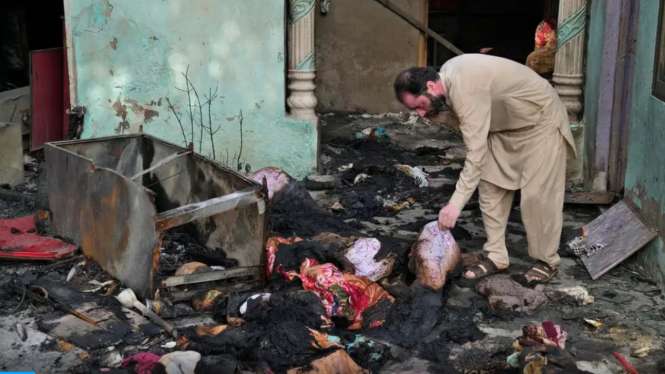 Rumah dibakar dalam kerusuhan antar-agama di Pakistan.