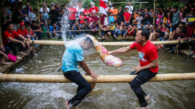 Wali Kota Bogor Bima Arya duel gebuk bantal dengan warga di atas empang