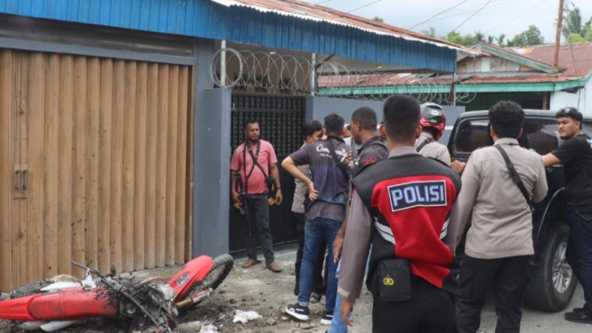 Polisi jaga lokasi pertikaian berdarah di Purwodadi Sentani, Kabupaten Jayapura,