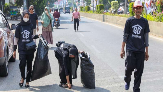Aksi bersih-bersih sampah di CFD Kota Serang