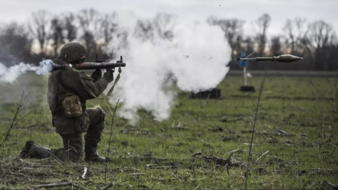 VIVA Militer: Tentara Rusia menembakkan RPG