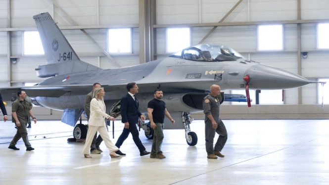 Presiden Ukraina Volodymyr Zelensky dan PM Belanda Mark Rutte melihat F-16 