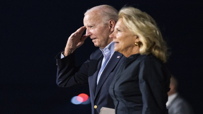 Presiden AS Joe Biden bersama Ibu Negara Jill Biden mendarat di Tahoe, Nevada