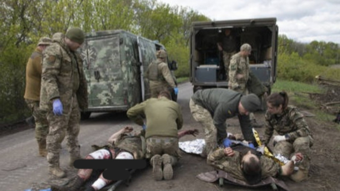 VIVA Militer: Tentara Ukraina terluka dalam pertempuran