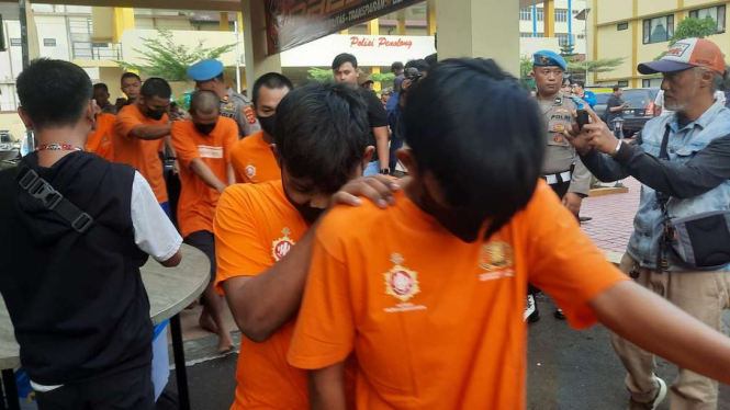 Aparat gabungan Polresta Bogor Kota dan Polres Bogor merilis pengungkapan jaringan narkotika dan penyalahgunaan obat secara ilegal yang marak berkamuflase di tempat yang tak dicurigai polisi.
