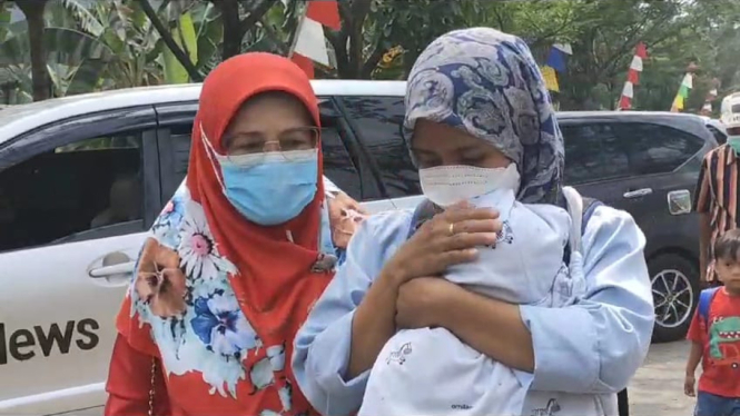 Babak baru bayi tertukar, dua keluarga jalani tes DNA silang di Puslabfor Polri.