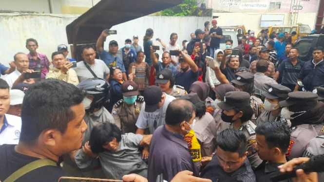 Eksekusi lahan eks SPBU di Kota Medan berakhir ricuh
