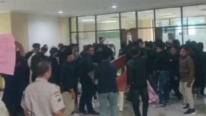 Mahasiswa UTM Bangkalan unjuk rasa di kantor rektorat