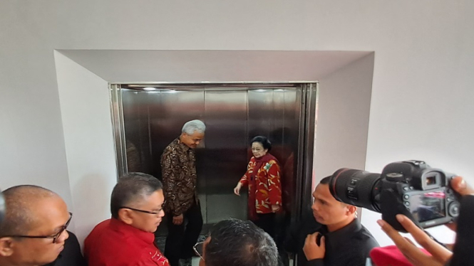 Ketua Umum PDIP Megawati Soekarnoputri bersama Ganjar Pranowo di DPD PDIP DIY