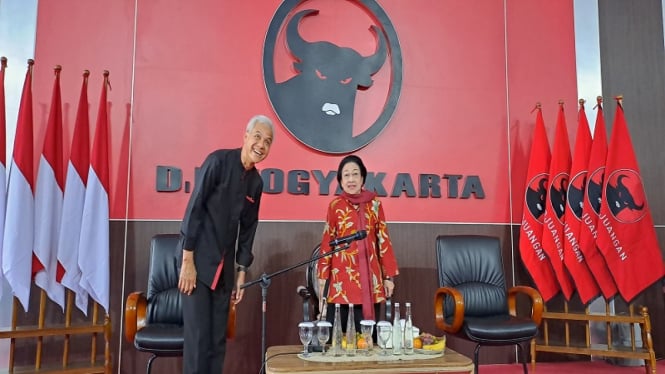 Ketua Umum PDIP Megawati Soekarnoputri bersama Ganjar Pranowo di DPD PDIP DIY