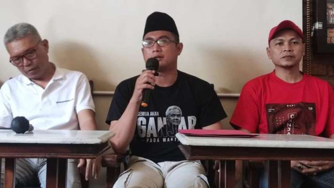 Juru Bicara PSI Afthon Lubbi (tengah) dalam konferensi pers di Cikini, Jakarta, Selasa, 22 Agustus 2023.