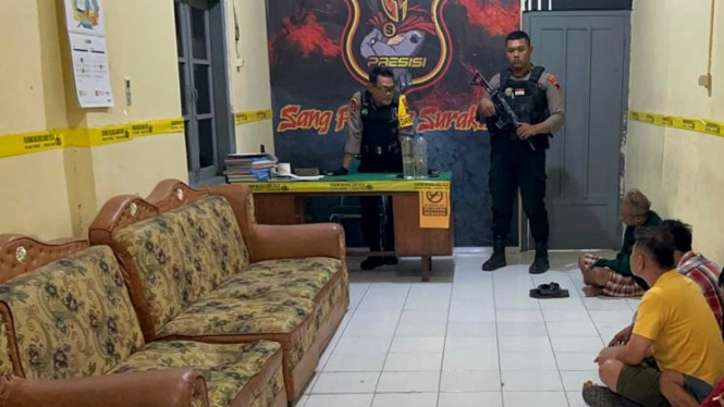 Polisi mengamankan 6 pemuda yang pesta miras di Angkringan, Solo, Jawa Tengah