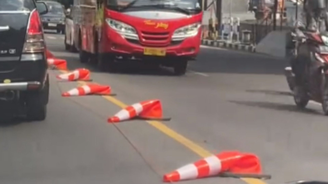 Traffic cone meleot di Kota Semarang