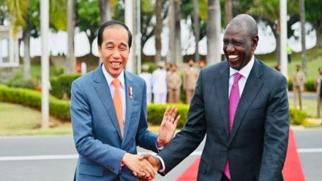 Presiden RI Joko Widodo dan Presiden Kenya William Ruto tertawa bersama