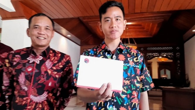 Sekretaris DPD PDIP Jateng Sumanto mengantarkan undangan ke Gibran Rakabuming