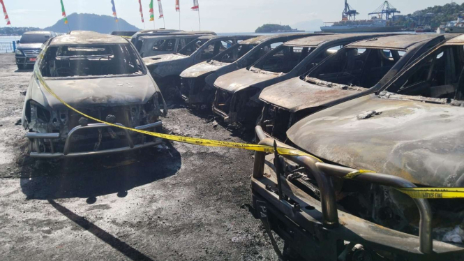 Puluhan Mobil Terbakar di Kantor DPR Papua