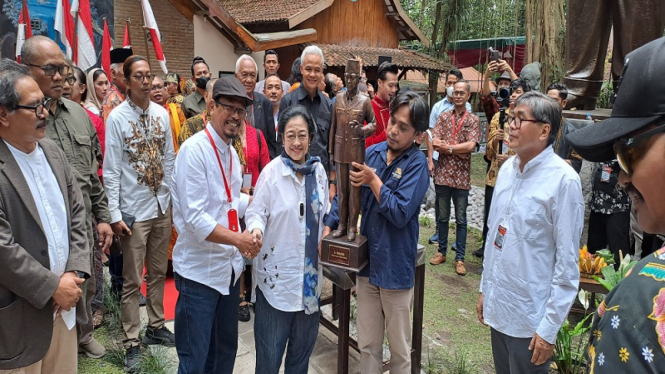 Ketua Umum PDIP Megawati Soekarnoputri meresmikan patung Bung Karno di Sleman