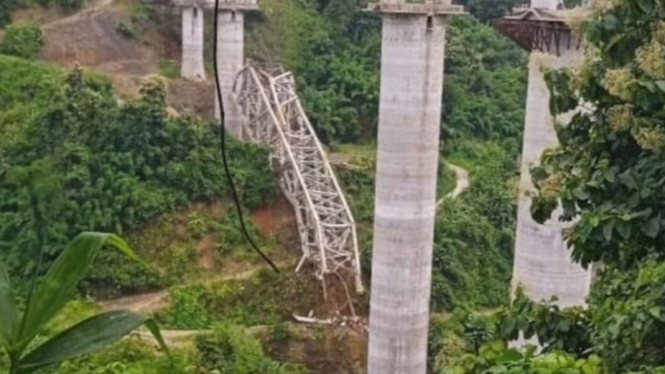 Jembatan Kereta Api di India Roboh