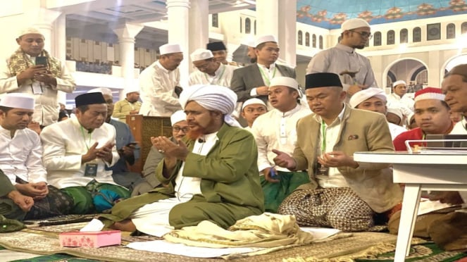Habib Umar bin Hafidz de Masjid Nasional Al Akbar Surabaya
