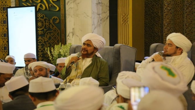 Habib Umar bin Hafidz di Masjid Nasional Al Akbar Surabaya