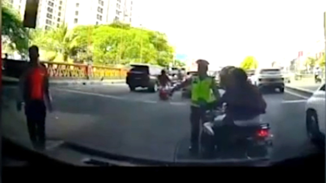 VIVA Otomotif: Polisi hentikan pemotor yang tidak mengenakan helm.