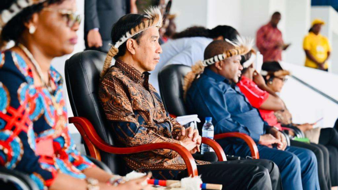 Presiden Jokowi saat menyaksikan festival budaya di Mozambik.