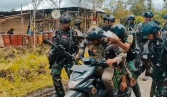 Anggota TNI Diduga Terkena Tembakan, Brimob Bonceng ke Rumah Sakit Pakai Motor