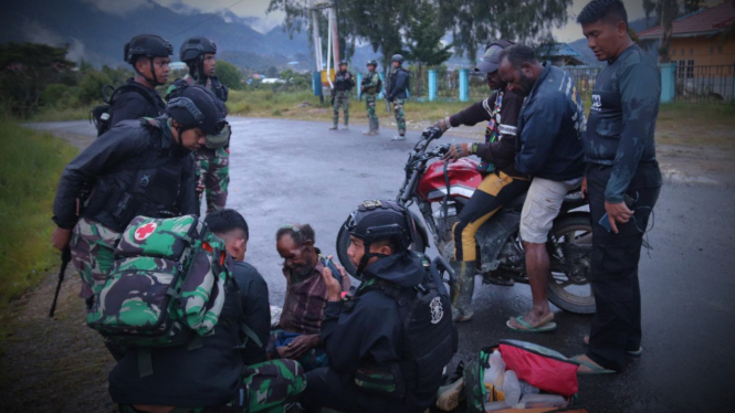 VIVA Militer: Prajurit Satgas Yonif PR 330/TD Kostrad tolong korban.