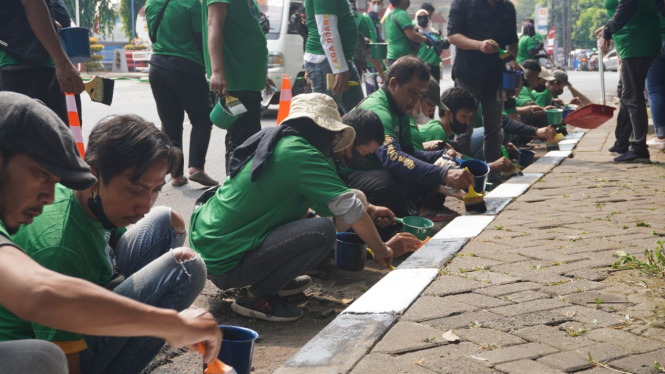 Komunitas Ojek Online lakukan pengecatan separator jalan