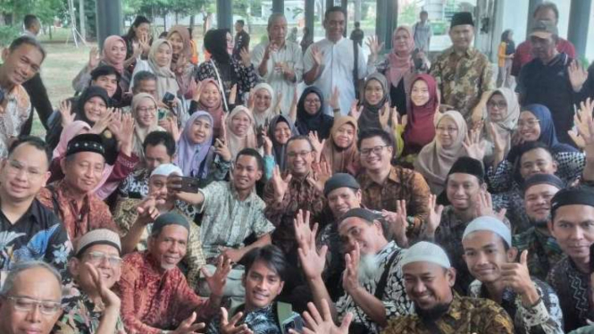 Bakal calon presiden Anies Baswedan berfoto bersama dengan para penyandang disabilitas di Taman Ismail Marzuki, Jakarta, Kamis, 24 Agustus 2023.