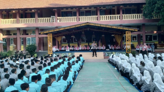 Kapolsek Sumbawa memberi sambutan kamtibmas ke siswa siswi SMPN 01 Sumbawa Besar