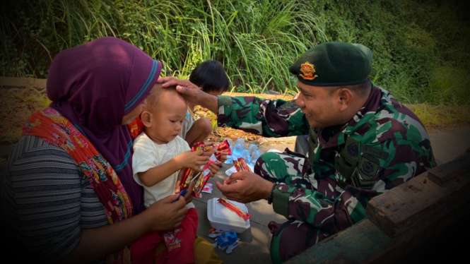 VIVA Militer: Prajurit Pasukan Yonif PR 305/Tengkorak dan ibu pemulung.