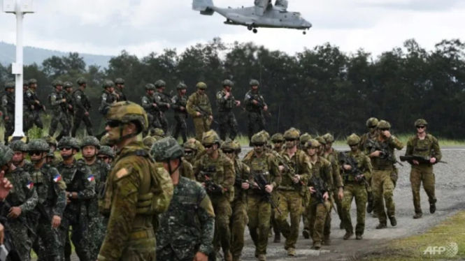 Tentara Amerika Serikat dan Filipina melakukan latihan militer gabungan.
