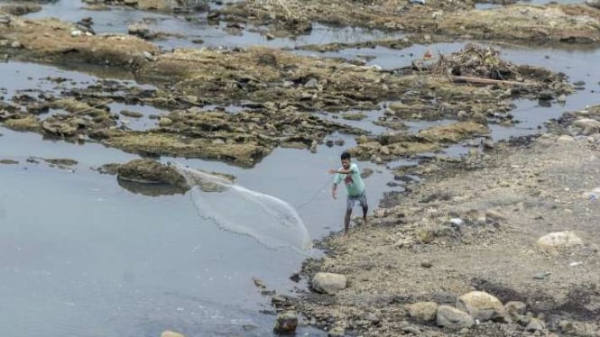 Warga menjaring ikan di aliran Sungai Citanduy yang mulai surut di Bendungan Citanduy, Dobo, Kota Banjar, Jawa Barat, Kamis, 24 Agustus 2023.
