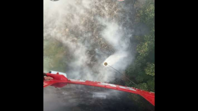 Operasi heli water bombing BNPB untuk memadamkan kebakaran di Tempat Pengolahan Sampah Terpadu (TPST) Sari Mukti, Kabupaten Bandung Barat, Jawa Barat, Jumat, 25 Agustus 2023.