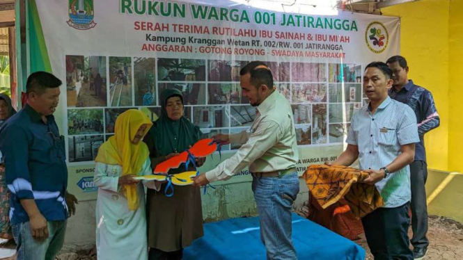 Serah terima Rumah Tidak Layak Huni (Rutilahu) kepada warga di kampung Kranggan Wetan, Kelurahan Jatirangga, Kecamatan Jati Sampurna, Kota Bekasi, Jawa Barat.