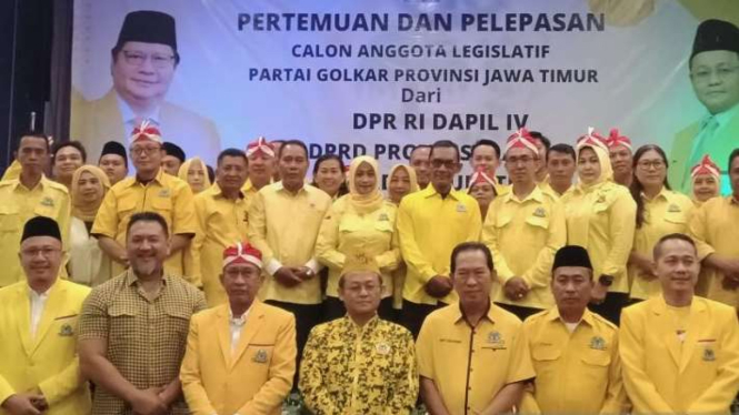Ketua Partai Golkar Jawa Timur M. Sarmuji (tengah) berfoto bersama dengan para caleg DPRD Jember di salah satu hotel di Jember, Sabtu, 26 Agustus 2023.
