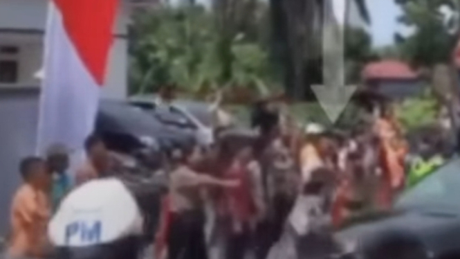 Viral pria berpeci hitam adang mobil Jokowi di Binjai.