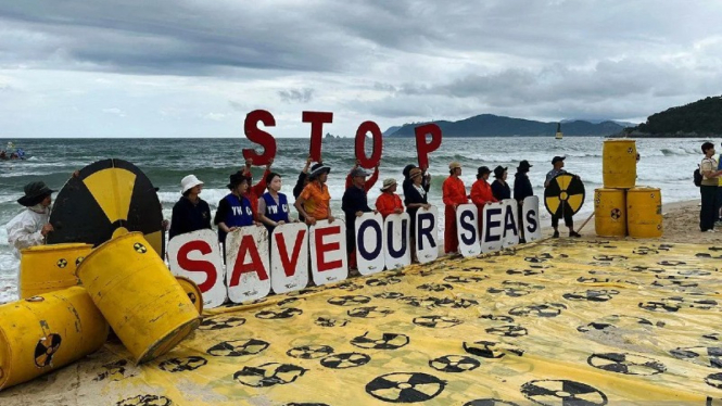 Para aktivits melakukan aksi protes tindakan Jepang melepaskan limbah air radioaktif dari pembangkit listrik tenaga nuklir Fukushima ke Samudra Pasifik, Busan, Korea Selatan.