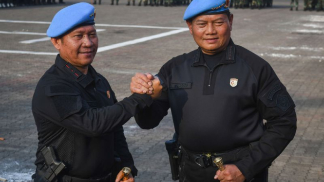 Komandan Paspampres Mayjen TNI Rafael Granada Baay (kiri) dengan Panglima TNI Laksamana Yudo Margono (kanan) melakukan salam komando.