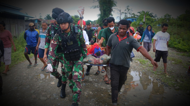 VIVA Militer: Pasukan Yonif MR 411 Pandawa evakuasi Pak Gasing.