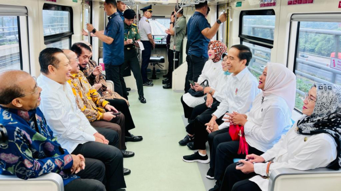 Presiden Jokowi bersama sejumlah kepala lembaga negara naik LRT Jabodebek