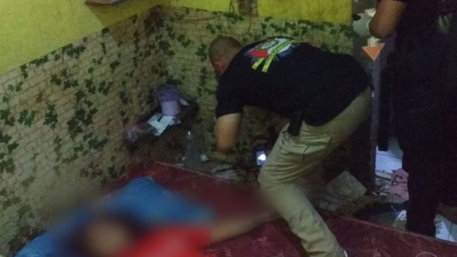 Polisi saat melakukan pemeriksaan terhadap korban KDRT di rumahnya di Semarang 