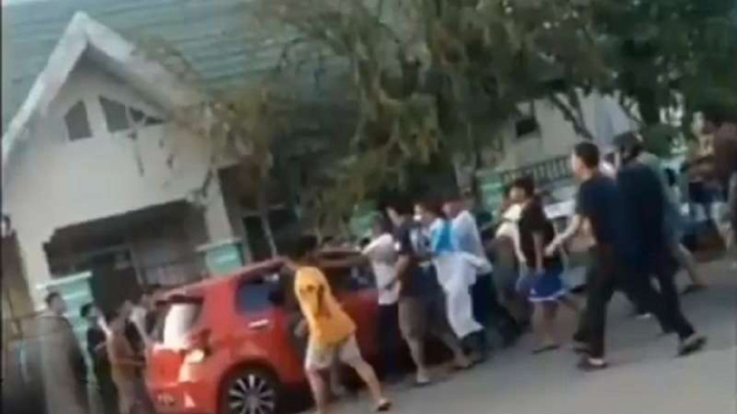 Tangkapan Layar video perawat puskemas dikeroyok keluarga pasien di Luwu