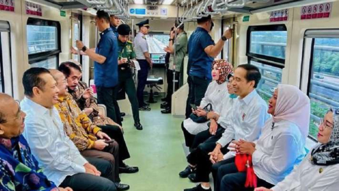 Presiden Joko Widodo meresmikan Lintas Raya Terpadu Jakarta - Bogor - Depok - Bekasi (LRT) Jabodebek di Stasiun LRT Cawang, Jakarta, Senin, 28 Agustus 2023.