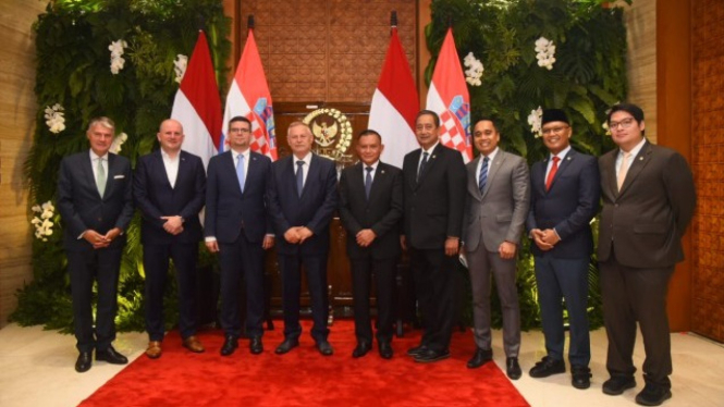 Wakil Ketua DPR RI Lodewijk F. Paulus dalam foto bersama usai menerima kunjungan