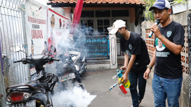 Warga Kemanggisan membuat alat fogging sederhana untuk mencegah DBD