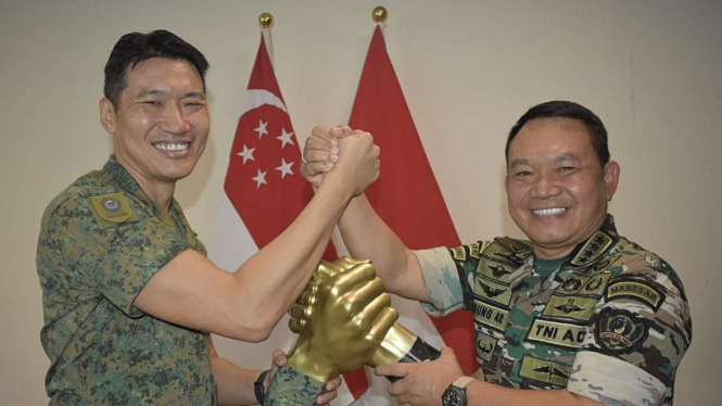 VIVA Militer: KSAD Jenderal TNI Dudung bersama KASAD Singapura 
