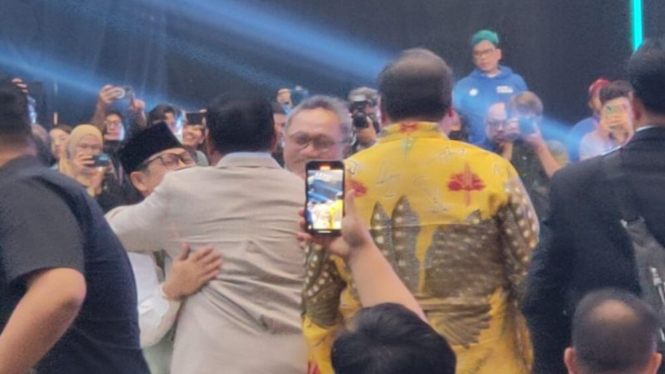 Ketum PKB Muhaimin Iskandar alias Cak Imin dipeluk Prabowo Subianto.