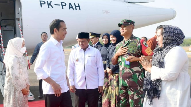 Presiden Jokowi di Bandara Cakrabhuwana Kota Cirebon, Provinsi Jawa Barat.